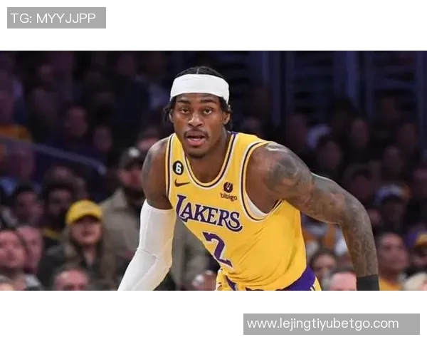 拉拉维亚称赞范德比尔特防守表现为球队奠定坚实基础