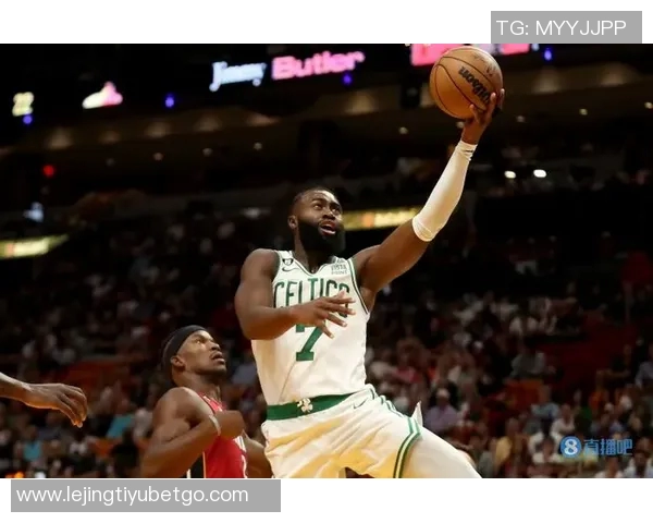 杰伦布朗全能表现31投12中砍下33分并贡献10篮板5助攻2抢断2盖帽